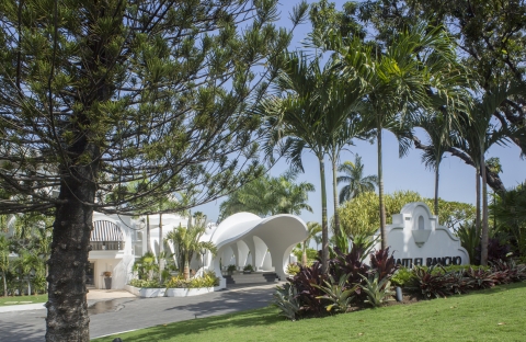 The luxurious El Rancho hotel sits on lush grounds in the city.